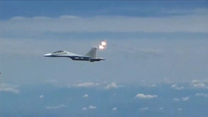 Pentagon ukázal, jak čínské stíhačky „riskantně“ manévrují u jeho letadel